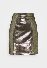 Gonna mini verde metallica con una texture elegante, caratterizzata da una finitura liscia e un design strutturato. Nessuna chiusura visibile o motivo.