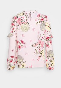 Blus med blommönster i ljusrosa tyg, har långa ärmar med fransiga detaljer och en nyckelhålsknäppning bak.