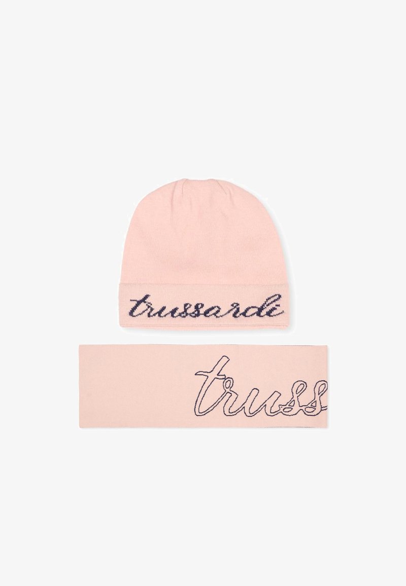Bonnet en tricot rose et bandeau assorti, avec du texte brodé en bleu marine "trussardi" sur le bonnet et "truss" sur le bandeau. Tissu doux et extensible.