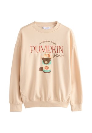 Lichtbeige sweatshirt met verlaagde schouders, ronde halslijn en een grafisch ontwerp met een kop en de tekst “PUMPKIN spice” in contrasterende kleuren.