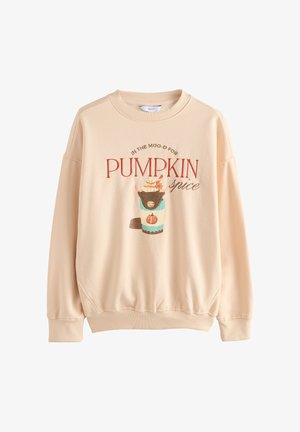 Lichtbeige sweatshirt met verlaagde schouders, ronde halslijn en een grafisch ontwerp met een kop en de tekst “PUMPKIN spice” in contrasterende kleuren.