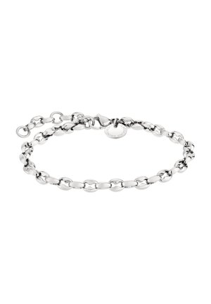 Bracelet en chaîne argentée avec des maillons ovales interconnectés, texture lisse, fermoir ajustable et une petite étiquette avec un détail de marque.