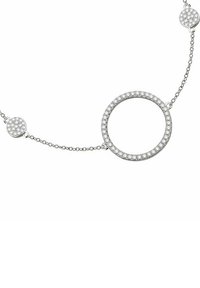 Silverhalsband med en cirkulär berlock kantad med små glittrande stenar, åtföljd av två mindre runda detaljer.