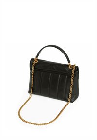 Zwarte leren handtas met een gestructureerd ontwerp, voorzien van een bovenhandvat en een gouden kettingriem. Gestructureerde vorm met geplooide details.