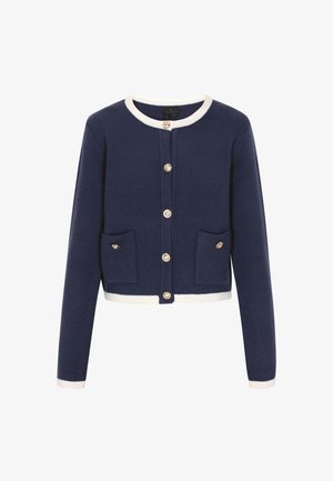 Jūras spēku adīts džemperis ar krēmkrāsas apdari, apaļš kakls, seši zelta pogu aizdare priekšā un divas priekšējās kabatas ar pogu akcentiem.