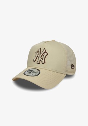 Gorra de béisbol beige con parte frontal estructurada, trasera de malla y logo bordado 'NY' en marrón. Cuenta con una visera curva y una correa ajustable.