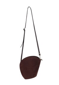 Borsa a spalla in suede marrone con una forma curva, un'unica tracolla regolabile e una chiusura superiore con zip. Texture liscia, design minimalista.