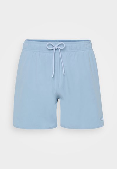 Shorts de bain bleu clair avec une taille élastique, cordon de serrage pour ajustement et un petit logo en accent en bas à gauche. Texture lisse.