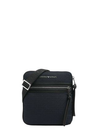 Sort Emporio Armani crossbodytaske med præget logo mønster, foran lynlåslomme, justerbar rem og detaljer med sølvfarvet lynlås.