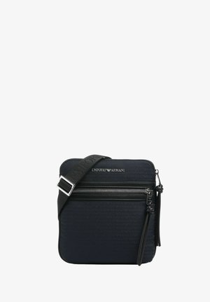 Musta Emporio Armani olkalaukku, jossa kohokuvioitu logokuvio, etutasku vetoketjulla, säädettävä hihna ja hopeanväriset vetoketjusomisteet.