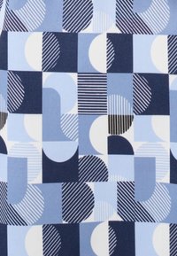 Motivo geometrico di tessuto caratterizzato da toni blu alternati, cerchi e quadrati con sezioni a righe e solide, creando una texture visiva dinamica.