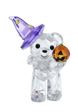 Ours en cristal clair portant un chapeau de sorcière violet et tenant une petite citrouille orange avec un visage sculpté de jack-o'-lantern.