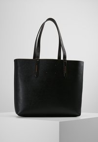 Czarna skórzana torba tote z dwoma długimi uchwytami, minimalistyczny design, gładka tekstura i subtelne detale przeszyć wzdłuż krawędzi.