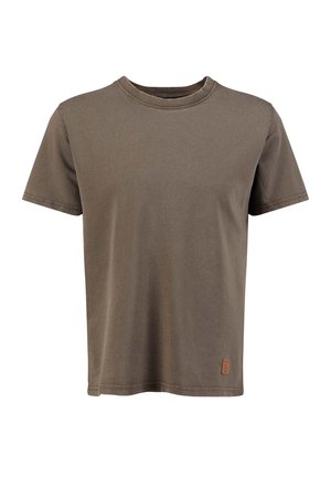 Brązowy T-shirt z krótkim rękawem i okrągłym dekoltem, z małą prostokątną skórzaną łateką blisko dolnego brzegu po lewej stronie.