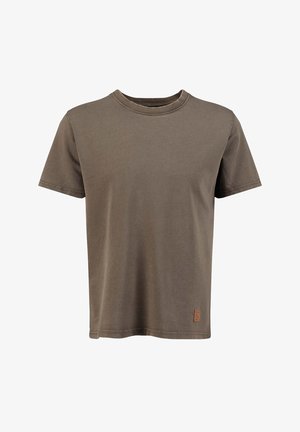 Brązowy T-shirt z krótkim rękawem i okrągłym dekoltem, z małą prostokątną skórzaną łateką blisko dolnego brzegu po lewej stronie.