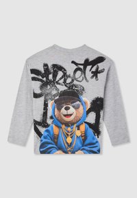 Szara koszula z długim rękawem z grafiką niedźwiedzia w okularach przeciwsłonecznych, czarnej czapce, niebieskim kapturze, złotych łańcuchach i plecaku, z czarnym napisem w graffiti.