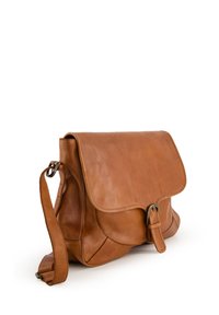 Sac messager en cuir tan avec fermeture à rabat, bandoulière ajustable et bords arrondis. Texture lisse avec des accents matériels minimalistes.
