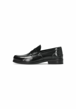 Mocasines de cuero negro con un acabado liso y brillante, punta redondeada, costuras decorativas y una suela de goma de bajo perfil.