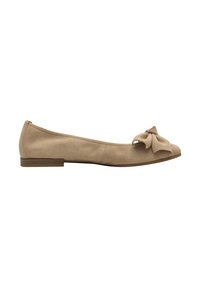 Chaussure plate en daim beige avec un embout arrondi, un petit talon en bois et un grand nœud décoratif sur le devant.