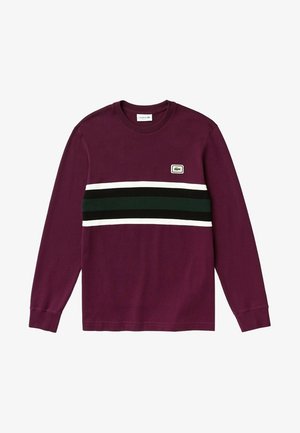 Langärmliges burgunderfarbenes Hemd mit weißen und dunkelgrünen horizontalen Streifen über der Brust, versehen mit einem kleinen Lacoste-Krokodillogo-Patch.