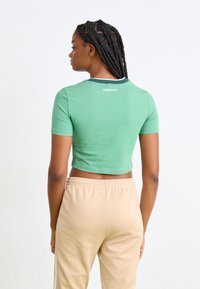 adidas Originals BABY TEE - Marškinėliai su spaudiniu - preloved green