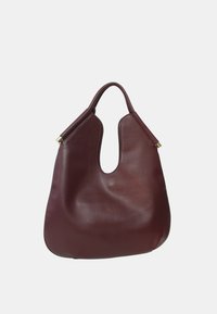 Bordeaux leren hobo tas met een onderscheidend uitsnijdontwerp aan de bovenkant, een gladde textuur en accenten van goudkleurig beslag.