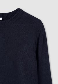 Granatowy sweter dzianinowy z okrągłym dekoltem, teksturowym materiałem i długimi rękawami. Prosty fason bez widocznych wzorów czy dodatków.