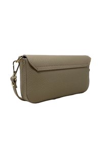 Pochette da polso in pelle beige texturizzata con chiusura a linguetta e tracolla staccabile in metallo color oro su sfondo bianco.