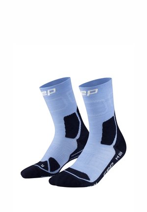 Blaue und schwarze Sport-Kniestrümpfe mit Polsterung und Logodetails, speziell für linken und rechten Fuß entwickelt.