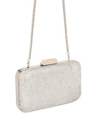 Strieborná kabelka na clutch s textúrovaným sieťovaným povrchom, obdĺžnikový tvar a zlatým zapínaním. Obsahuje odnímateľný reťazový popruh.