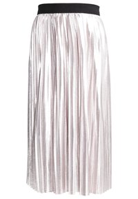 Fållad midikjol i glänsande silvertyg, med svart elastiskt midjeband. Kjolen har en flödande design med en texturerad yta.