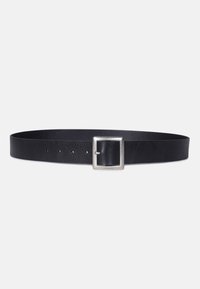 Cinturón de cuero negro con una textura suave, hebilla cuadrada de metal plateado y múltiples agujeros para ajuste. Diseño simple y simplificado.