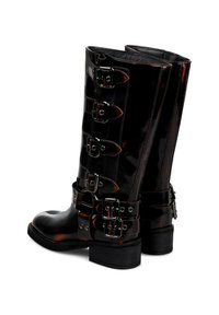 Stivali neri al ginocchio in pelle verniciata con molteplici fibbie argentate, punta arrotondata e tacco nero robusto, con una texture liscia e lucida.