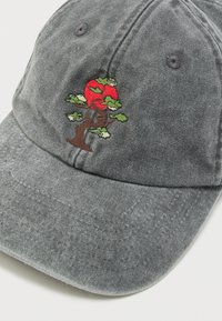 Γκρι τζιν καπέλο με κέντημα ένα μπονσάι και κόκκινο ήλιο στο μπροστινό πάνελ.