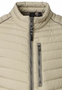 Helle beige Pufferjacke mit hohem Kragen, horizontaler Stepptextur, doppelten Frontreißverschlüssen und grauen Akzenten entlang der Nähte. Größe L.