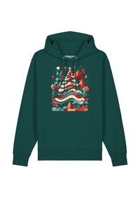 Un hoodie vert foncé arborant un graphique coloré d'un arbre de Noël avec des ornements et des éléments festifs, conçu avec une poche avant et une capuche à cordon.