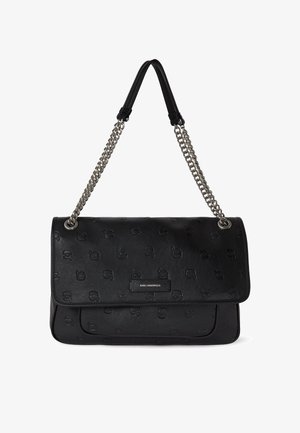 Svart lærhåndveske med klaff, preget logomønster og sølvkjede-stropper. Har en liten merket metallplate.