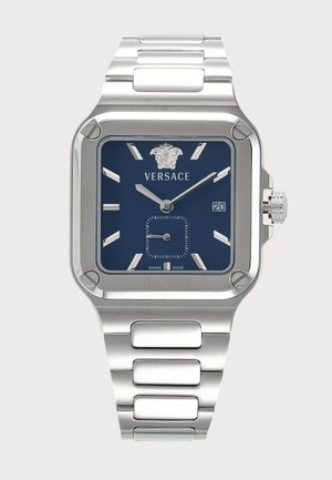 Versace armbåndsur i rustfrit stål med blå firkantet urskive, sølvfarvede visere, datovisning og Medusa-logo kl. 12, med ledet metalarmbånd.