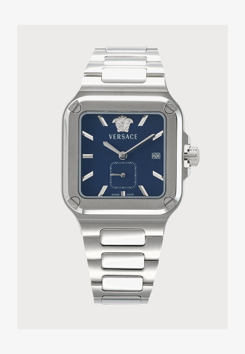 Montre-bracelet Versace en acier inoxydable avec cadran carré bleu, aiguilles argentées, affichage de la date et logo Méduse à 12 heures, bracelet métallique à maillons.