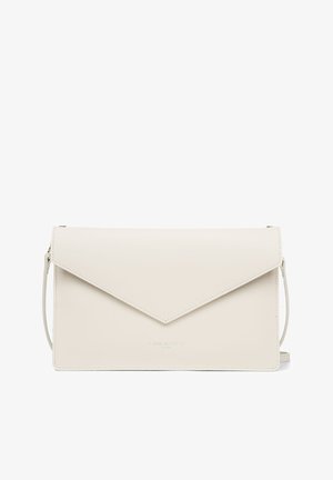 Borsa a busta in pelle beige con chiusura a falda appuntita, tracolla regolabile e logo impresso sul fondo. Texture liscia, design minimalista.