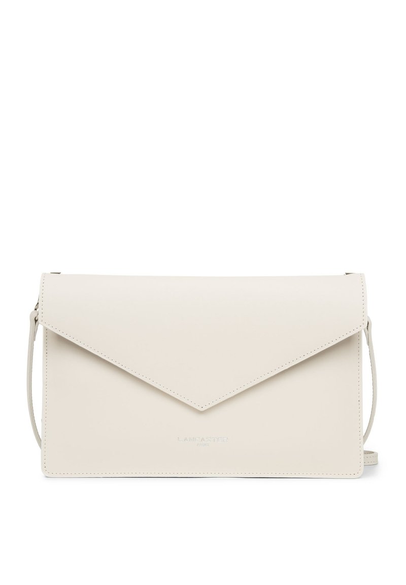 Borsa a busta in pelle beige con chiusura a falda appuntita, tracolla regolabile e logo impresso sul fondo. Texture liscia, design minimalista.