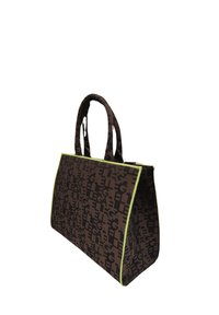 Borsa in tessuto marrone con motivo a logo ripetuto, bordino verde a contrasto, doppi manici e forma rettangolare strutturata.