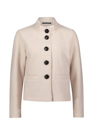 Jasno beżowa kurtka z wysokim kołnierzem, pięcioma czarnymi guzikami z przodu i dwoma przednimi kieszeniami. Teksturowany materiał o gładkim wykończeniu.