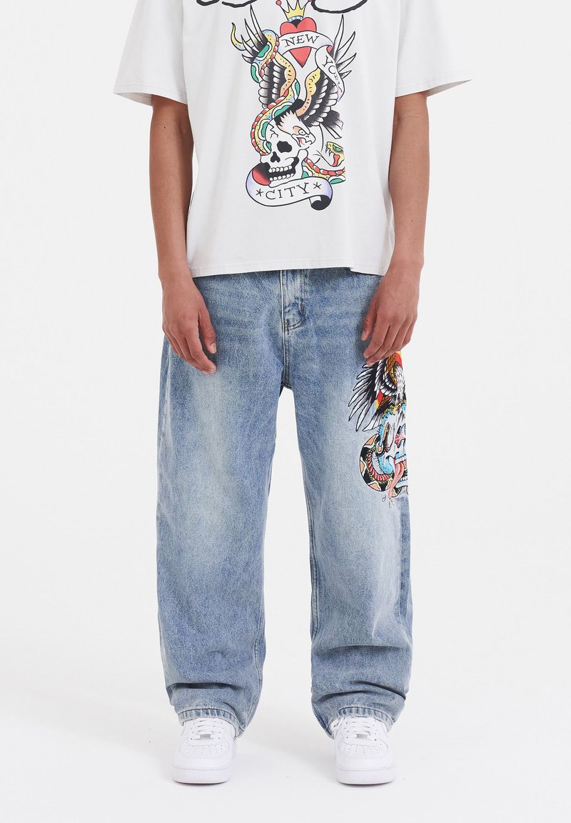 Ed Hardy - SKULL SNAKE EAGLE TATTOO GRAPHIC - Jeans Relaxed Fit - bleach, Vergrößern