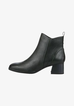 Černé kožené kotníkové boty s elegantním designem, zaoblenou špičkou a texturovaným blokovým podpatkem. Na boku mají vertikální akcenty.