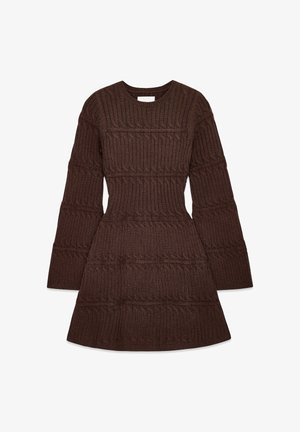 Pruun soonikkoelus kleit, millel on horisontaalsed palmikud, pikad lehvivad varrukad, liibuv vöökoht ja ümar kaelus.