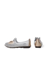 Perforierte weiße Ballerinas mit einem glänzenden goldenen Akzent an der Ferse und einer dekorativen Schleife an der Vorderseite. Flexible Sohle und rundes Zehen-Design.