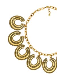 Kultaketju, jossa on viisi suurta kuun muotoista riipusta, joissa on monimutkainen tekstuuripinta ja sileä viimeistely.