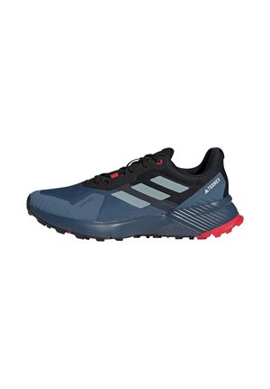 Chaussures de sport pour hommes avec une tige en maille noire et marine, des accents gris clair, des lacets rouges et une semelle texturée pour la traction.