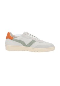 Sneaker bianca con una tomaia testurizzata, dettagli in suede verde e un tallone arancione. Presenta lacci bianchi e una suola in gomma crema.